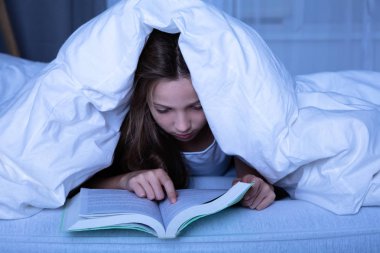 Geceleri kız beyaz örtünün altında okuma yalan yaptırın