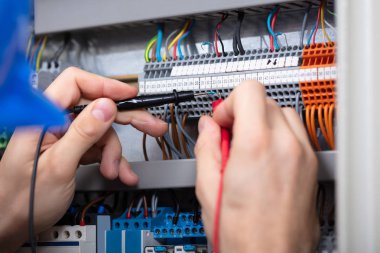 Sigorta kutusu multimetre ile inceleyerek bir erkek elektrikçi Close-up