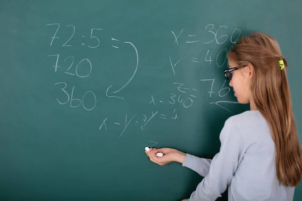 Visão Traseira Uma Menina Vestindo Óculos Resolvendo Matemática Chalkboard — Fotografia de Stock