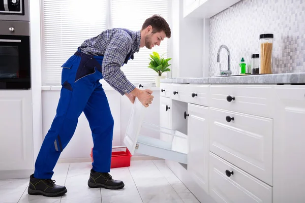 Vista Lateral Jovem Faz Tudo Uniforme Que Instala Gaveta Cozinha — Fotografia de Stock