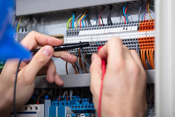 Close Eletricista Masculino Examinando Caixa Fusíveis Com Multímetro — Fotografia de Stock