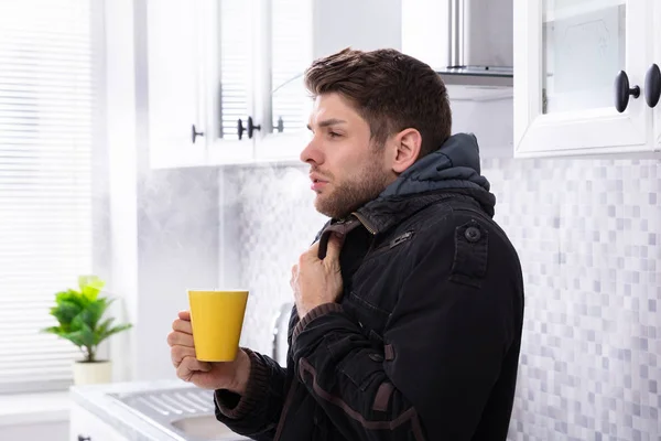 Man Met Sjaal Zijn Nek Lijden Van Koude Houden Van — Stockfoto