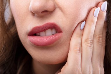 Close-up diş ağrısı acı bir kadın