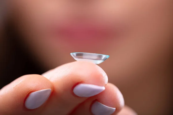 Vrouw Met Transparante Contactlenzen Haar Vinger — Stockfoto