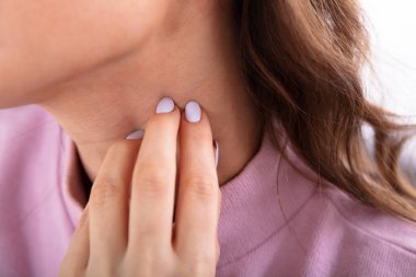 Bir kadın eli boynunu kaşıma Close-up