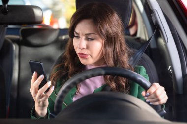 Bir kadın eli Smartphone kullanarak arabayla seyahat Close-up