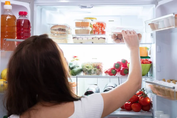 Visão Traseira Uma Jovem Mulher Tomando Alimentos Geladeira — Fotografia de Stock