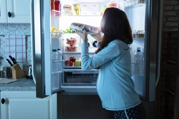 Sorrindo Jovem Mulher Olhando Para Bolo Frente Refrigerador Aberto — Fotografia de Stock