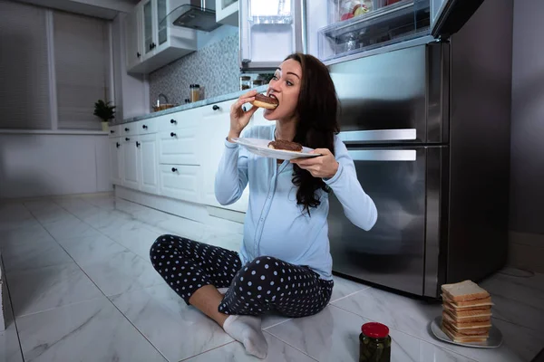 Mulher Com Fome Sentada Chão Comendo Comida Cozinha — Fotografia de Stock