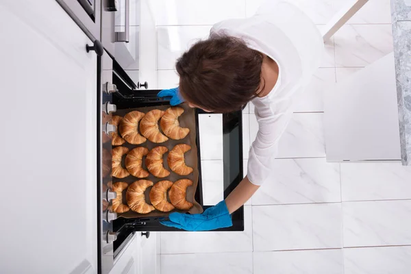 Lycklig Kvinna Kontrollera Bakat Croissanter Med Tandpetare Bakplåt — Stockfoto