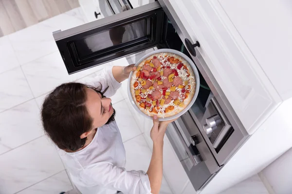 Close Happy Woman Baking Pizza Microwave Oven — Stock Photo, Image