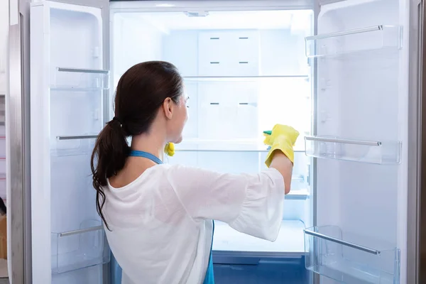 Вид Сзади Молодую Женщину Перчатках Чистящий Холодильник Губкой — стоковое фото