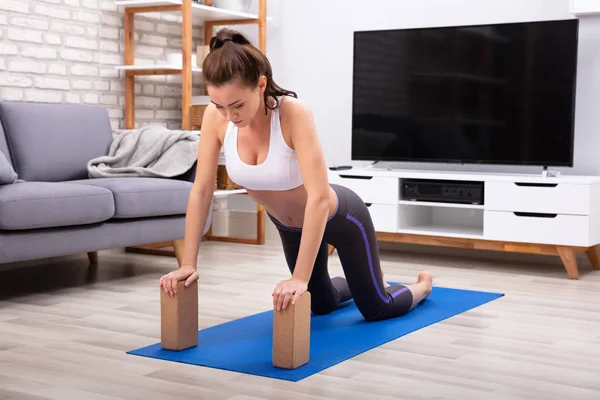 Ajuste Mulher Nova Usando Blocos Madeira Fazer Exercício Esteira Yoga — Fotografia de Stock