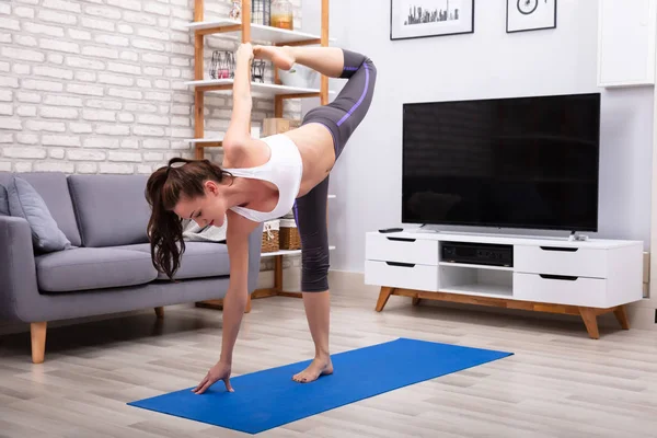Flexible Jeune Femme Pratiquant Yoga Sur Tapis Exercice Bleu — Photo