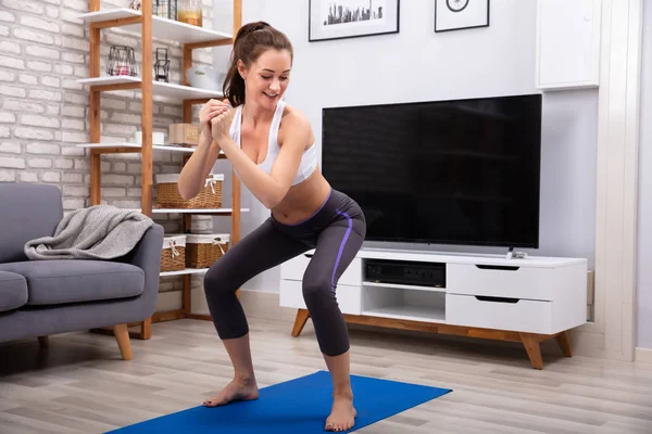 Mujer Feliz Haciendo Ejercicio Cuclillas Alfombra Fitness Casa — Foto de Stock