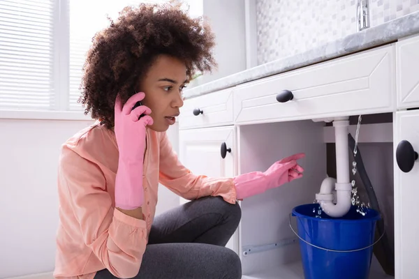 Jonge Vrouw Roze Handschoenen Hand Calling Loodgieter Voor Wastafel Pipe — Stockfoto