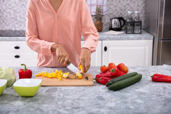 Mutfak Sayaç Üzerinde Kurulu Bıçakla Üzerine Dolmalık Biber Topluyorum Kadın — Stok fotoğraf
