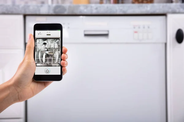 Nahaufnahme Der Hand Einer Frau Die Spülmaschine Mit Dem Handy — Stockfoto