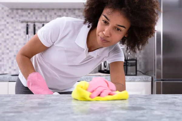 Feliz Africano Jovem Mulher Limpeza Sujo Cozinha Contador Com Spray — Fotografia de Stock