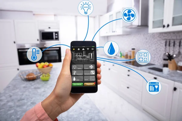 Vrouwenhand Met Behulp Van Home Control System Mobiele Telefoon Met — Stockfoto