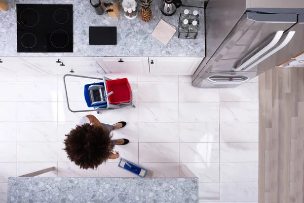 Жіночий Янітор Прибирання Білої Підлоги Мопсом Сучасній Кухні — стокове фото