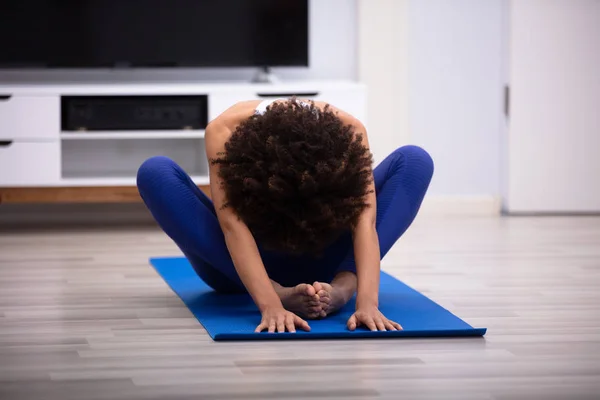 Una Mujer Joven Haciendo Ejercicio Relajación Estera Azul Sobre Piso — Foto de Stock