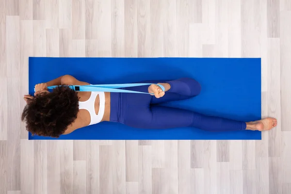 Afrikaanse Jonge Vrouw Doet Stretching Oefening Met Yoga Riem Terwijl — Stockfoto