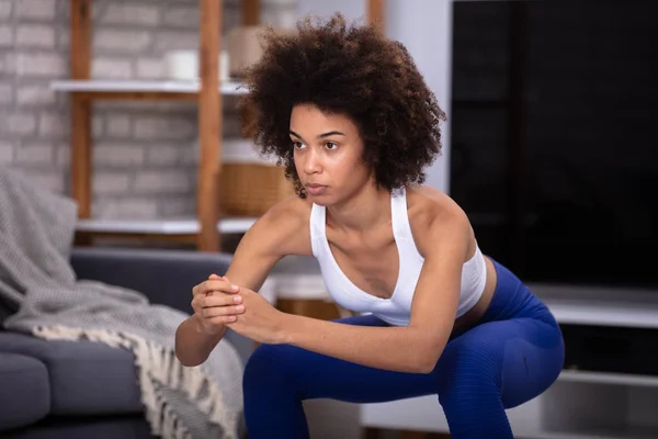 Jovem Mulher Fitness Desgaste Fazendo Agachamento Exercício Casa — Fotografia de Stock