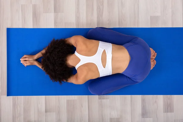 Mulher Atlética Fazendo Yoga Tapete Fitness Azul Sobre Chão Madeira — Fotografia de Stock