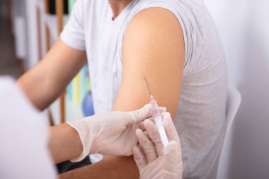 Doktor el hasta şırınga ile enjekte Close-up