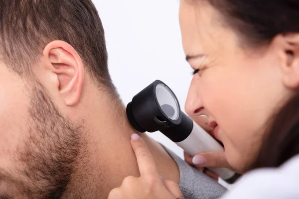 Närbild Ung Kvinnlig Läkare Kontrollera Huden Mannens Hals Med Dermatoskop — Stockfoto