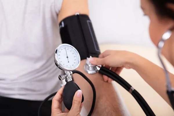 Zbliżenie Pomiar Ciśnienia Krwi Pacjenta Lekarz — Zdjęcie stockowe