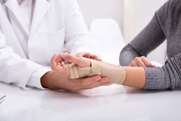 Close Mão Médico Verificando Mão Fraturada Uma Mulher — Fotografia de Stock