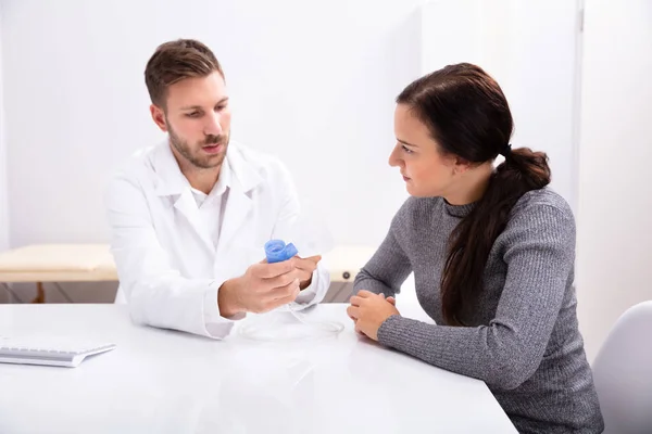 Junger Arzt Informiert Frau Klinik Über Sauerstoffmaske — Stockfoto