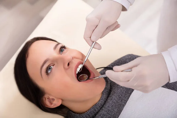 Nahaufnahme Der Zähne Von Frauen Die Vom Zahnarzt Mit Zahnspiegel — Stockfoto
