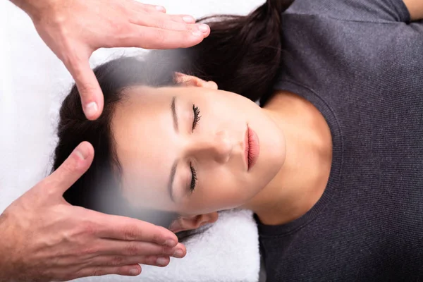 Close Terapeuta Mão Dando Reiki Cura Tratamento Para Mulher Spa — Fotografia de Stock