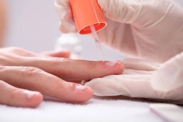 Close Van Schoonheidsspecialiste Die Nagelolie Toepast Bij Mens Spa — Stockfoto