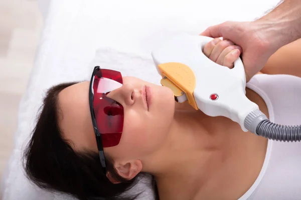 Close Esteticista Mão Dando Tratamento Depilação Laser Para Rosto Mulher — Fotografia de Stock