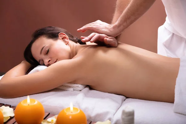 Terapeutens Hand Ger Tillbaka Massage Till Avkopplande Ung Kvinna Spa — Stockfoto