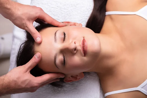 Close Therapist Hand Massaging Young Woman Head — Stock Photo, Image