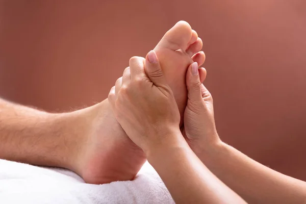 Närbild Terapeut Hand Ger Fotmassage Till Mannen — Stockfoto