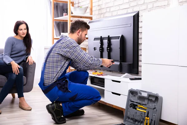 Woman Sitting Sofa Male Technician Repairing Television — Stock Photo, Image