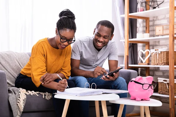 Junges Afrikanisches Paar Sitzt Auf Sofa Und Berechnet Rechnung — Stockfoto