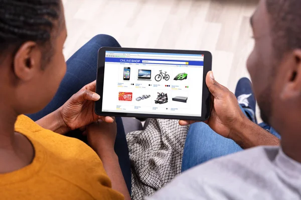 Close Van Een Afrikaanse Paar Online Winkelen Digitale Tablet — Stockfoto