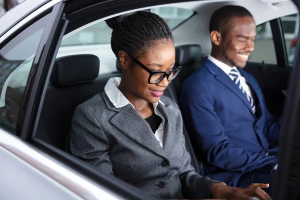 Close Dois Sorridentes Empresários Africanos Que Viajam Carro — Fotografia de Stock