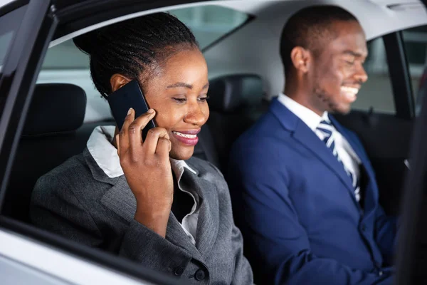 Gelukkig Zakenvrouw Zit Auto Naast Haar Mannelijke Collega Praten Smartphone — Stockfoto