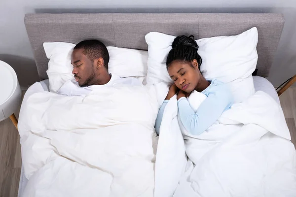 Hoge Hoekmening Van Jonge Afrikaanse Paar Slapen Bed — Stockfoto