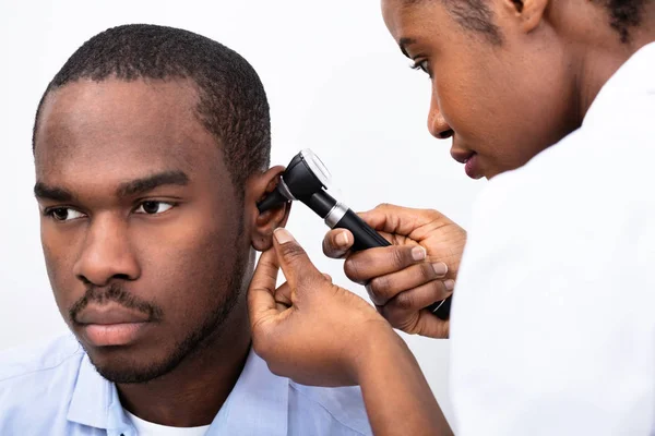 Médico Africano Examinando Oído Del Paciente Masculino Con Otoroscopio — Foto de Stock