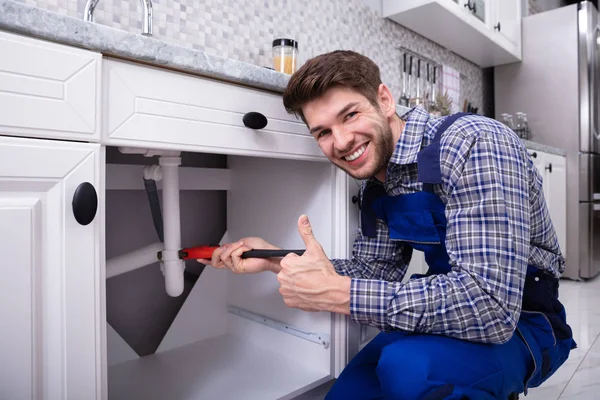 Unga Manliga Rörmokare Reparera Sink Pipe Med Skiftnyckel — Stockfoto