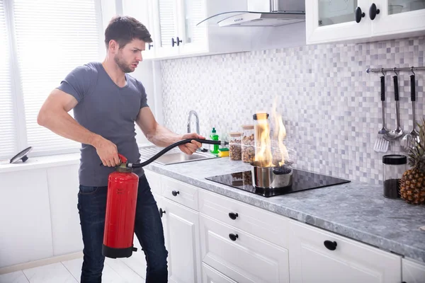 Mann Benutzt Feuerlöscher Feuer Auf Brennendem Kochtopf Der Küche Stoppen — Stockfoto